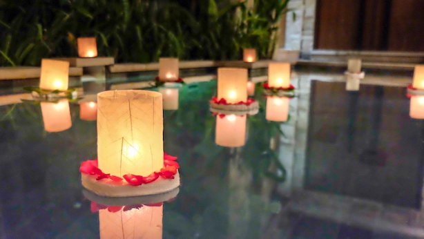 FLOATING CANDLE IN THE POOL