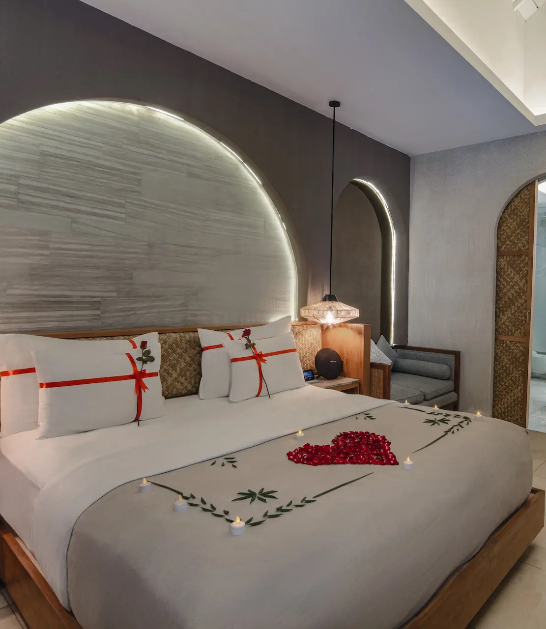 ROMANTIC CANDLE ON THE BED