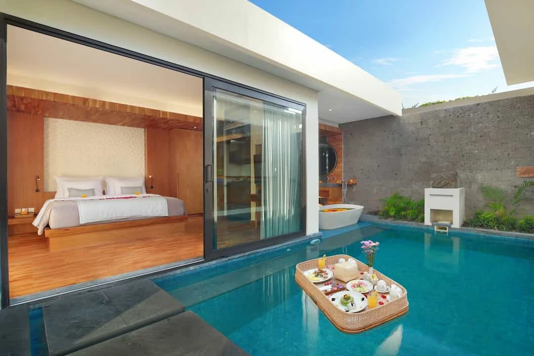 FLOATING TRAY BREAKFAST