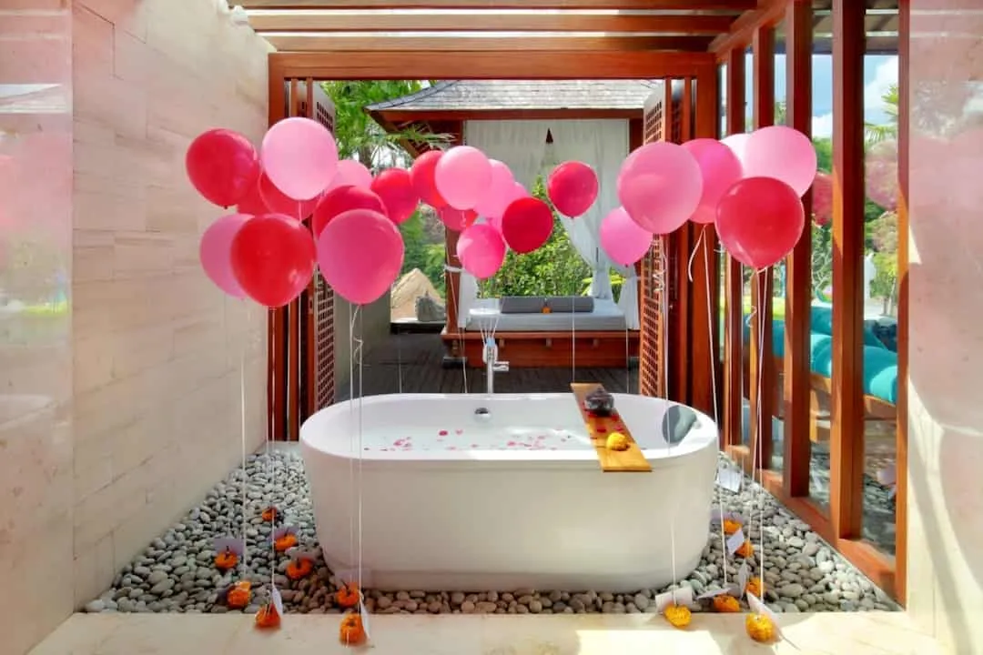BALLOON DECORATION ON BATHTUB