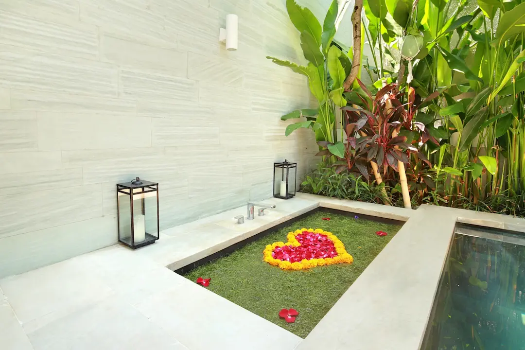 TROPICAL DECOR ON BATHTUB