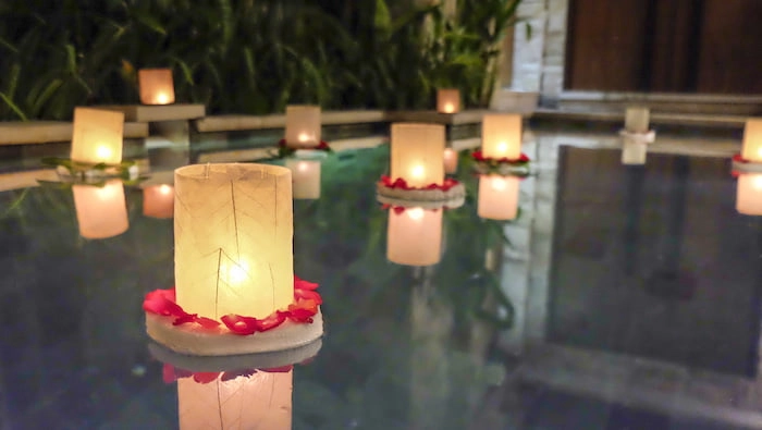FLOATING CANDLE IN THE POOL