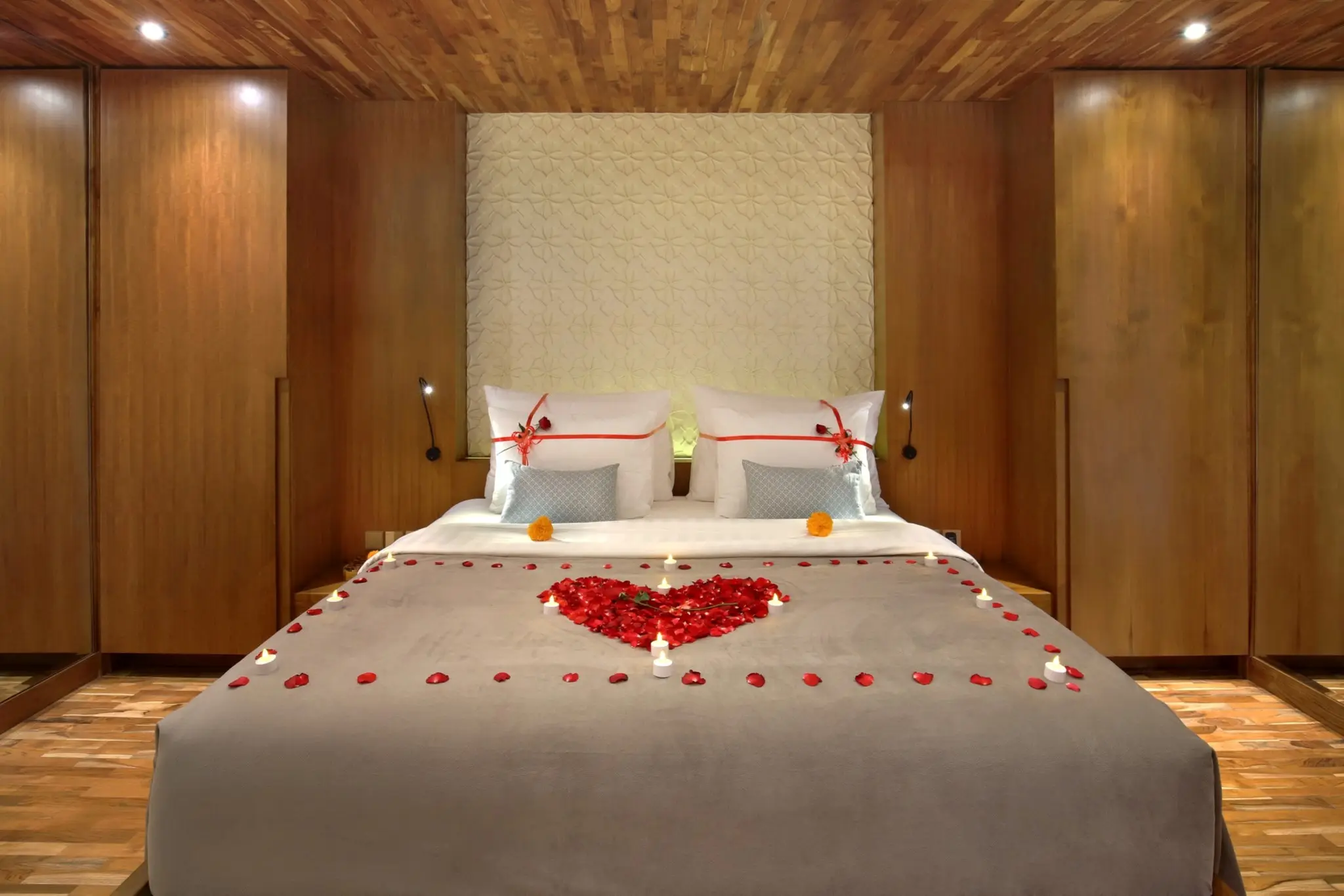 ROMANTIC CANDLE ON THE BED