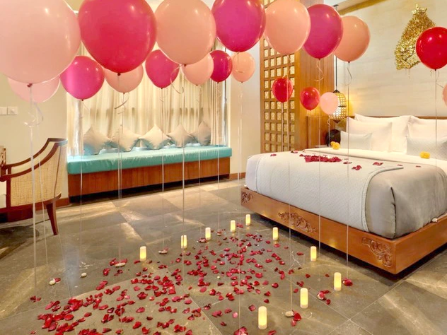 BALLOON DECOR ON THE FLOOR
