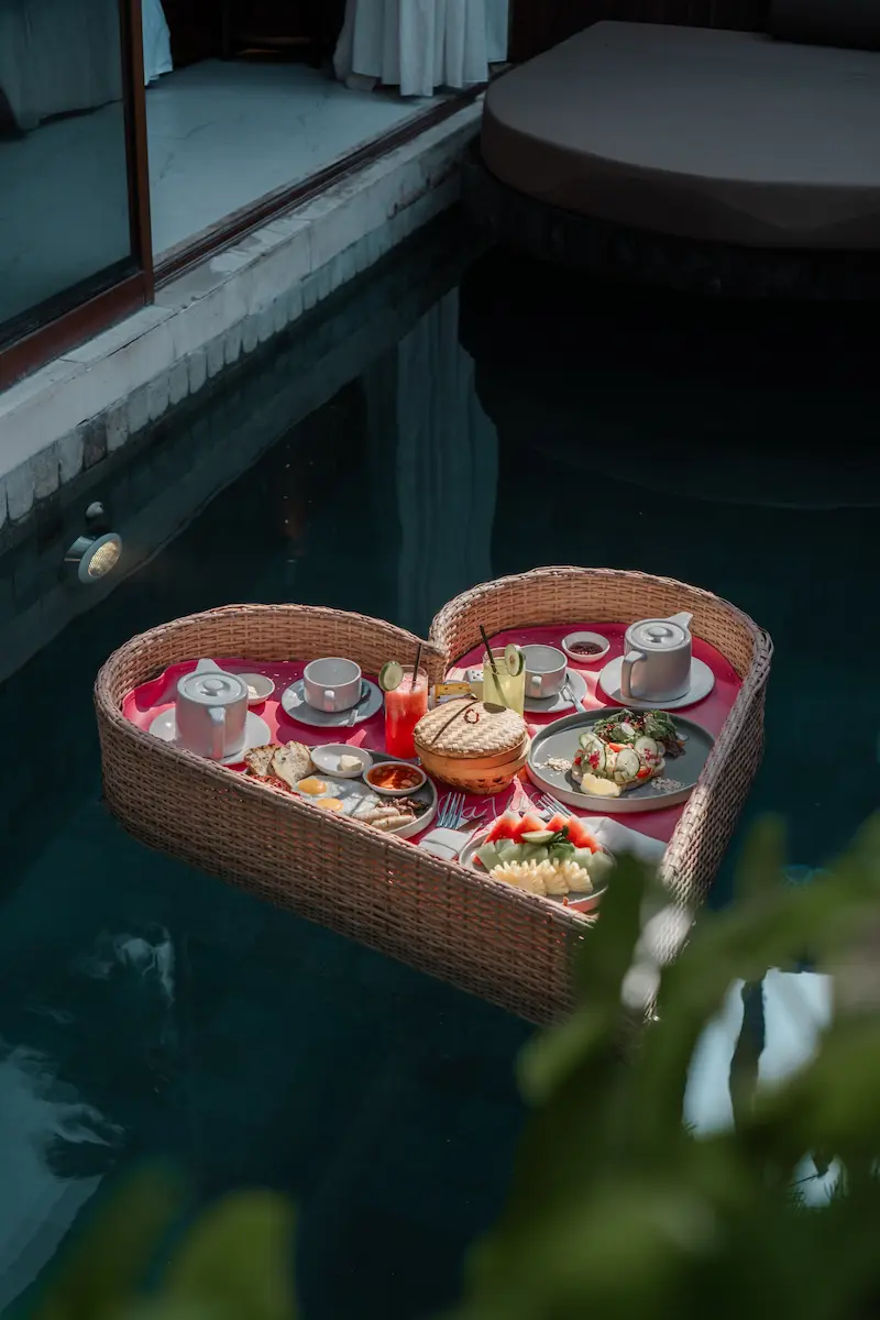 FLOATING TRAY BREAKFAST