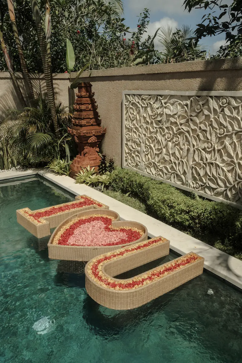 Flower with Floating Tray (I Heart Shape U)