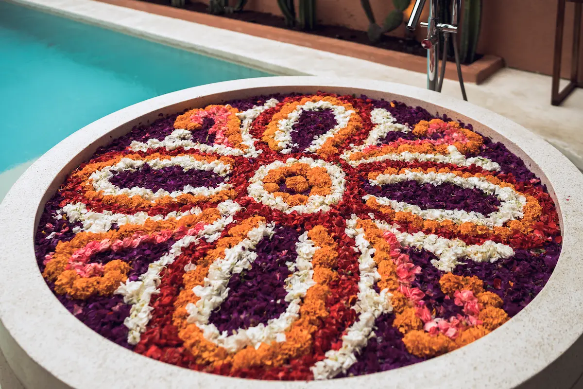 FLOWER DECOR SIGNATURE ON THE BATHTUB