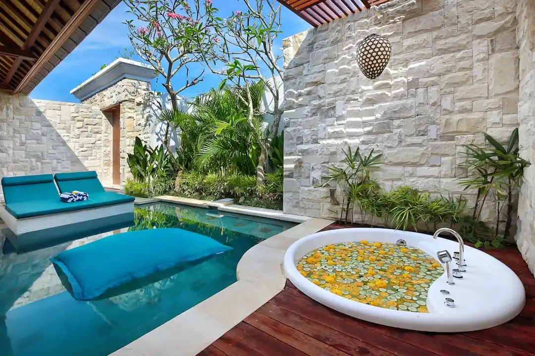 FRESH FRUIT DECOR ON JACUZZI