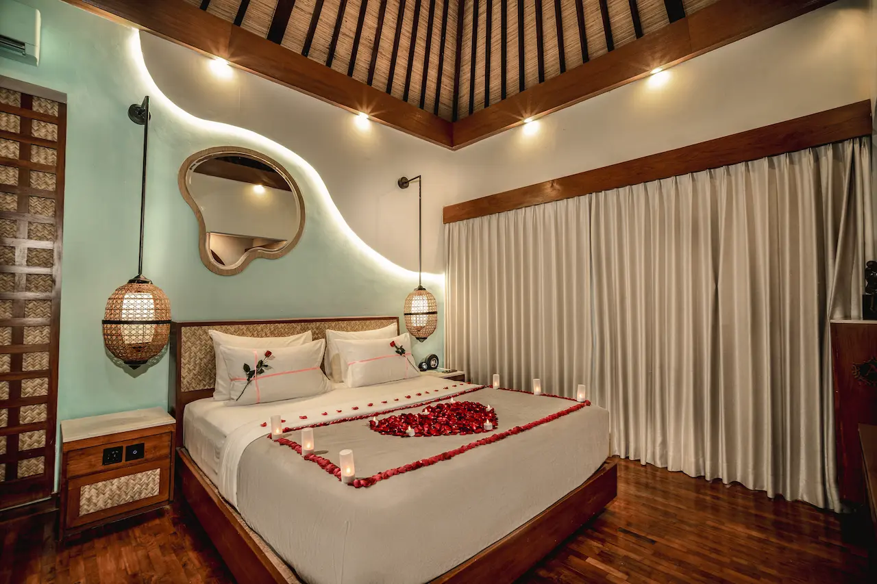 ROMANTIC CANDLE ON THE BED