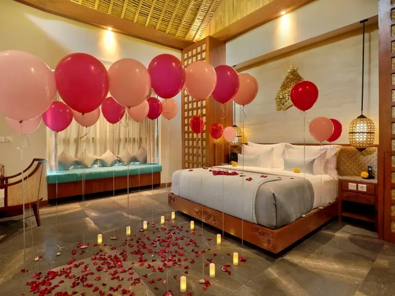 BALLOON DECOR ON THE FLOOR