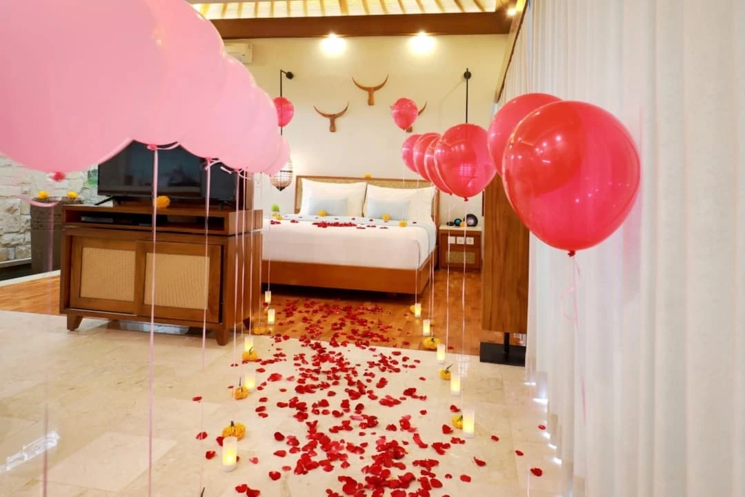 BALLOON DECOR ON THE FLOOR