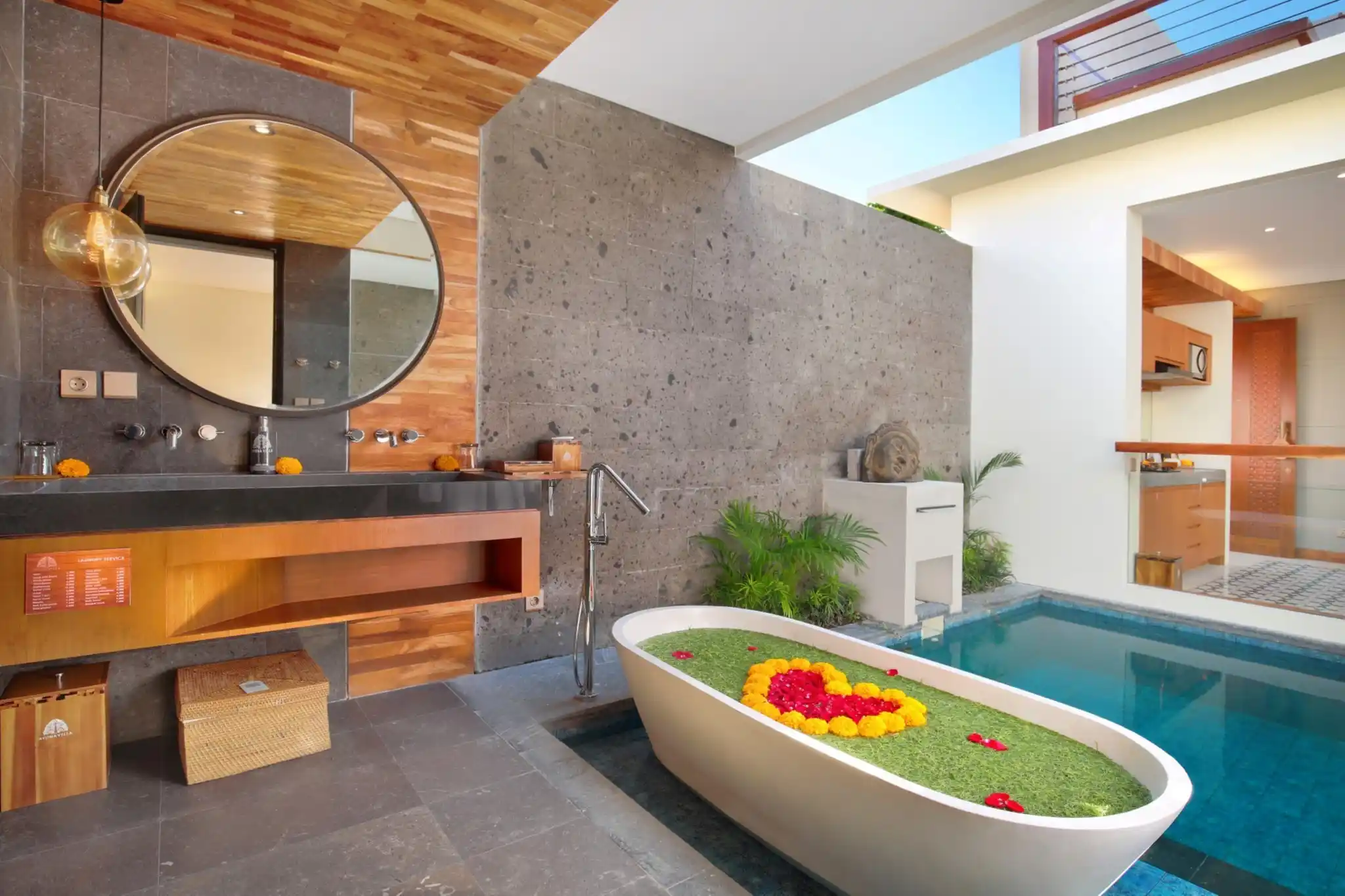 TROPICAL DECOR ON BATHTUB