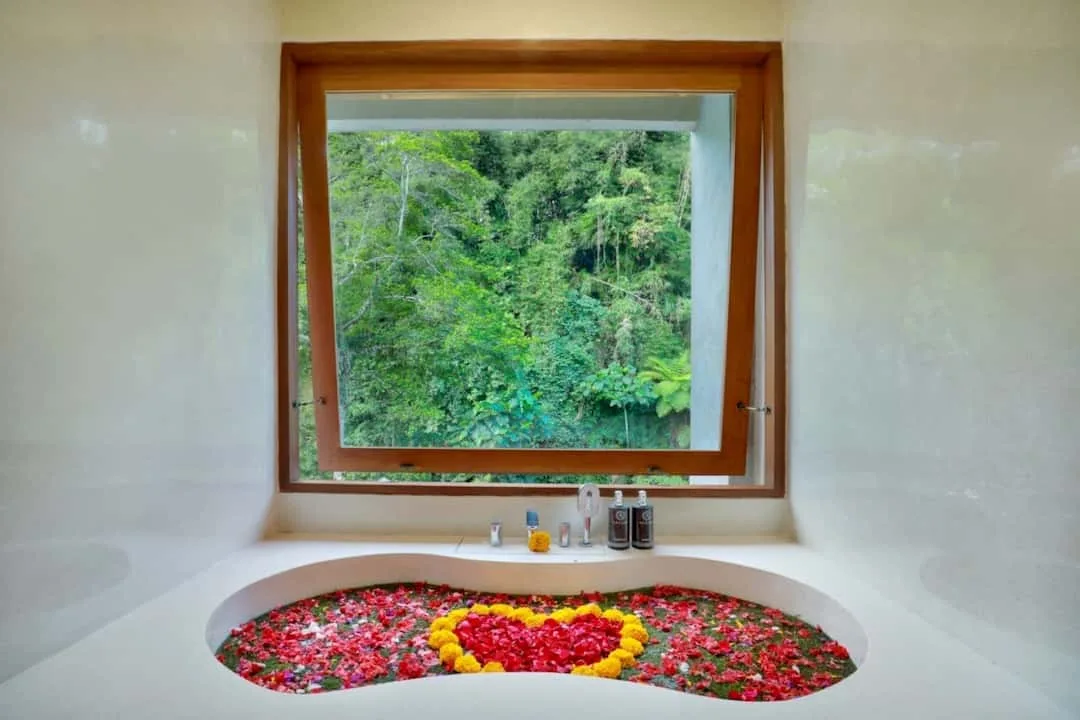 TROPICAL DECOR ON BATHTUB
