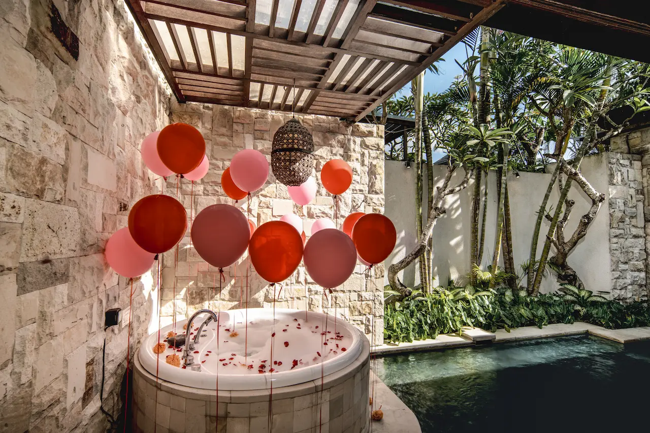 BALLOON DECORATION ON JACUZZI