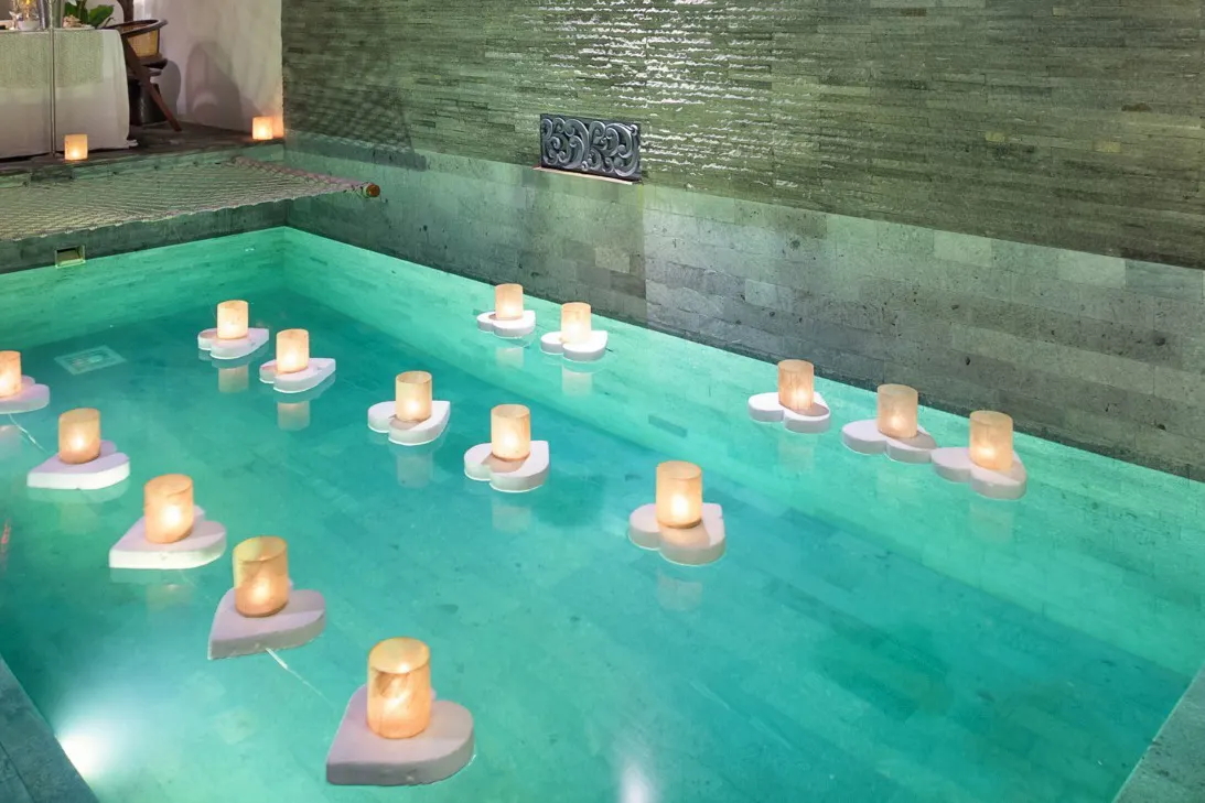 FLOATING CANDLE IN THE POOL