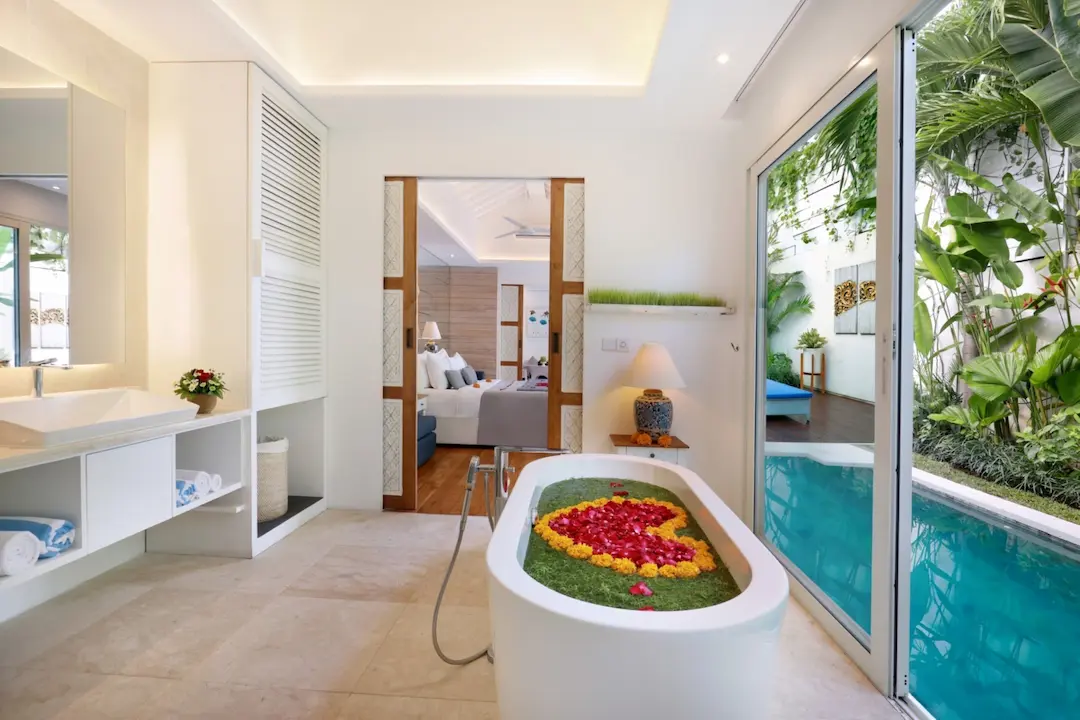 TROPICAL DECOR ON BATHTUB
