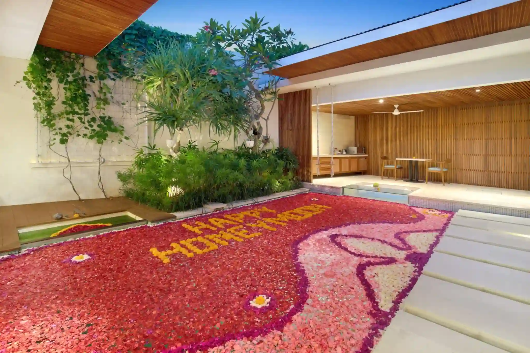 FULL FLOWER DECOR IN THE POOL