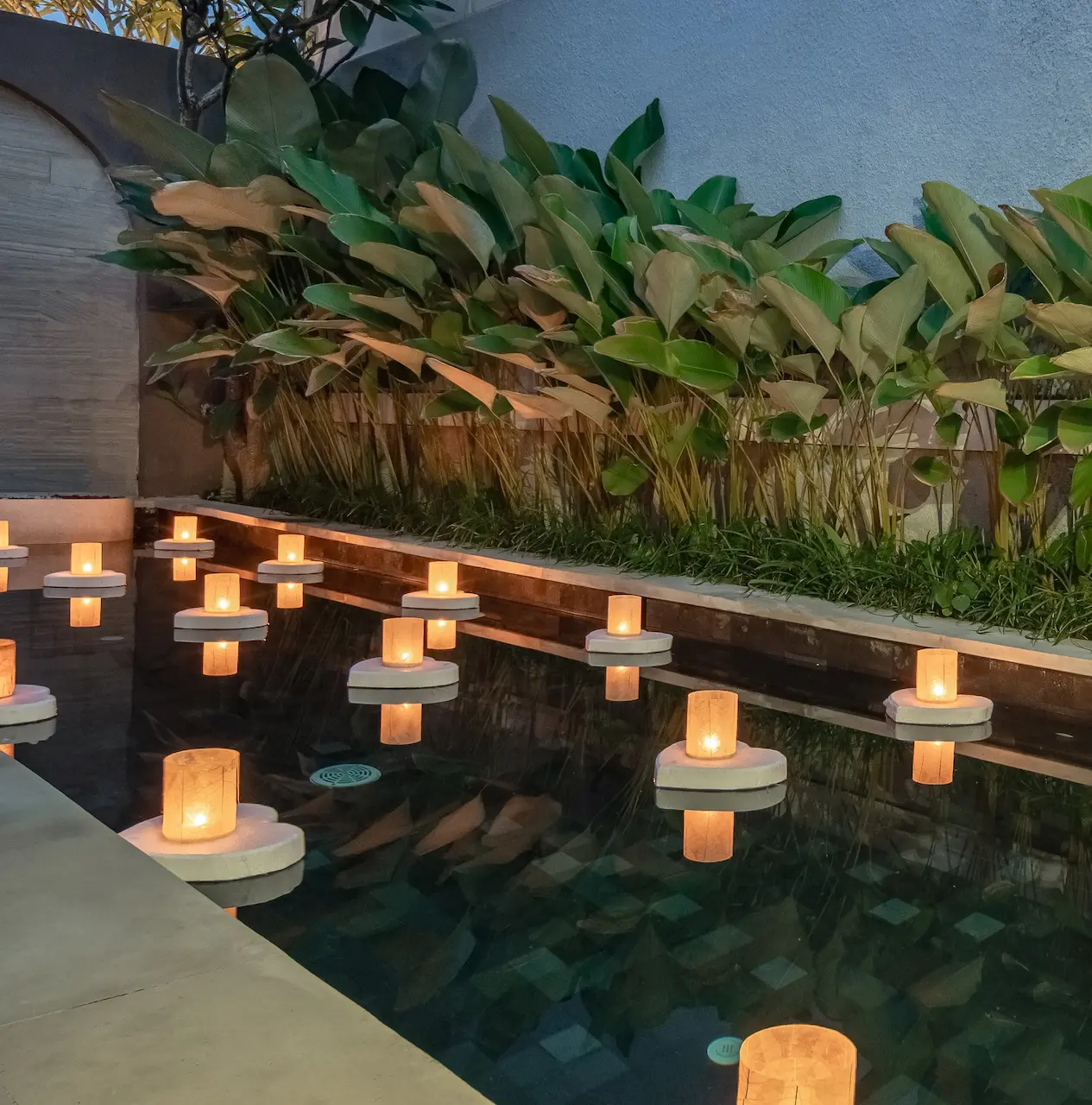 FLOATING CANDLE IN THE POOL