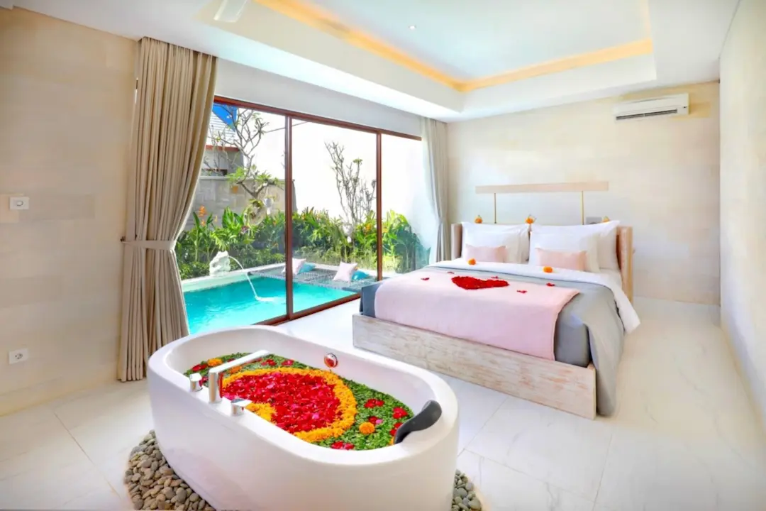 TROPICAL DECOR ON BATHTUB