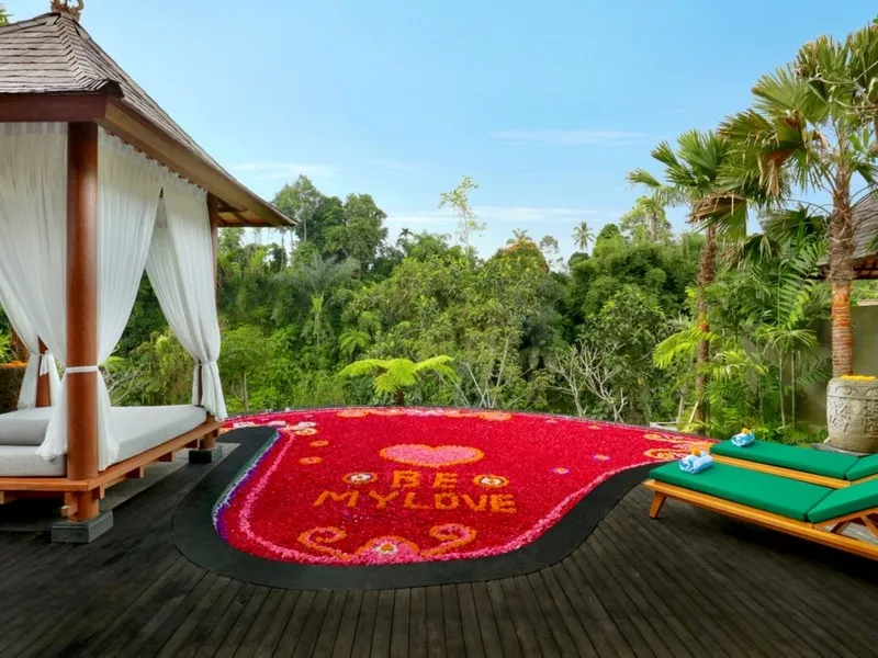 FULL FLOWER DECOR IN THE POOL