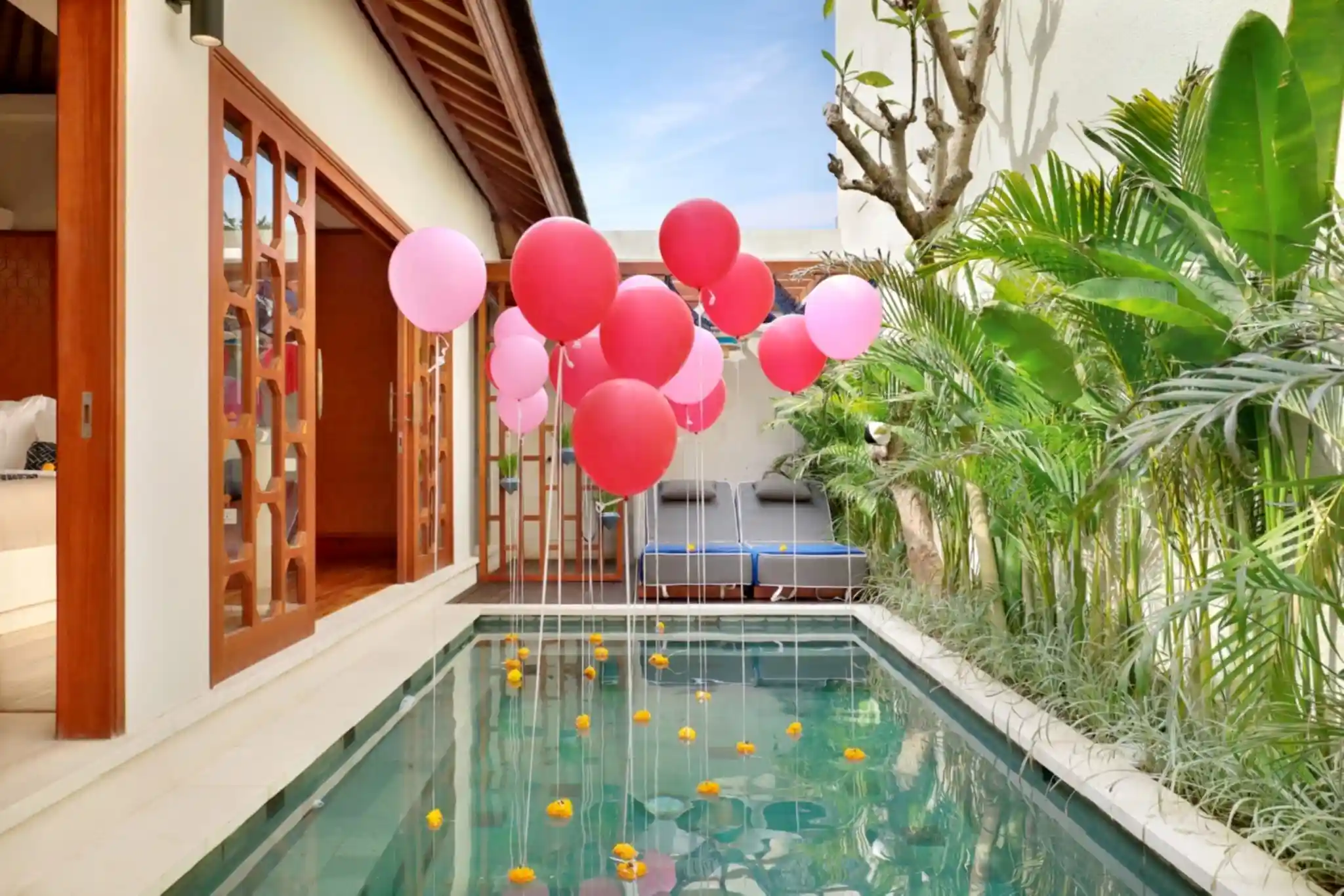 ROMANTIC FLOATING BALLOON ON THE POOL