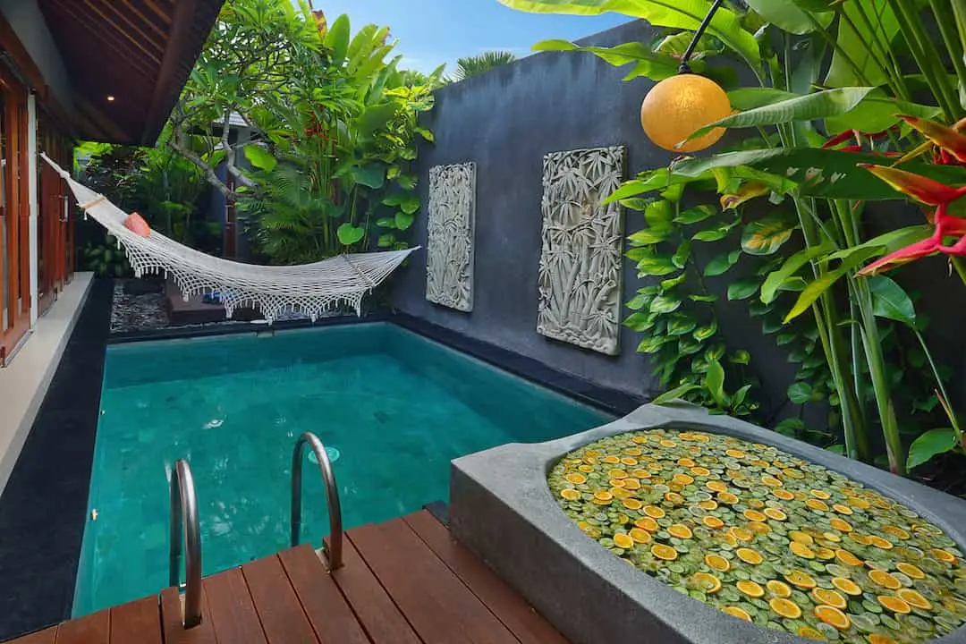 FRESH FRUIT DECOR ON BATHTUB