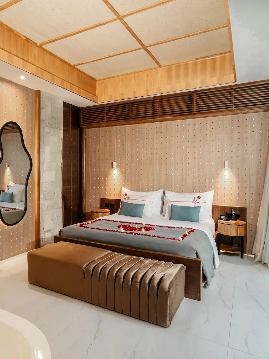 ROMANTIC CANDLE ON THE BED