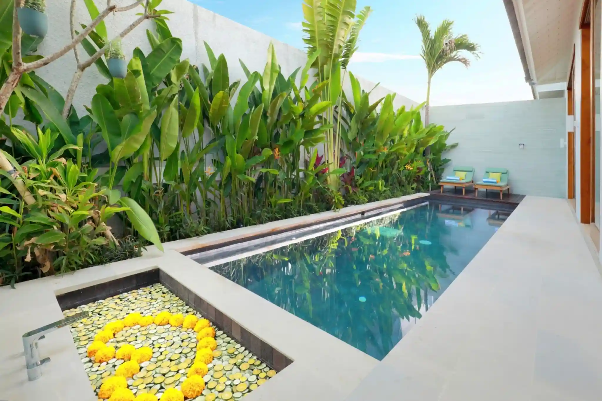 FRESH FRUIT DECOR ON BATHTUB