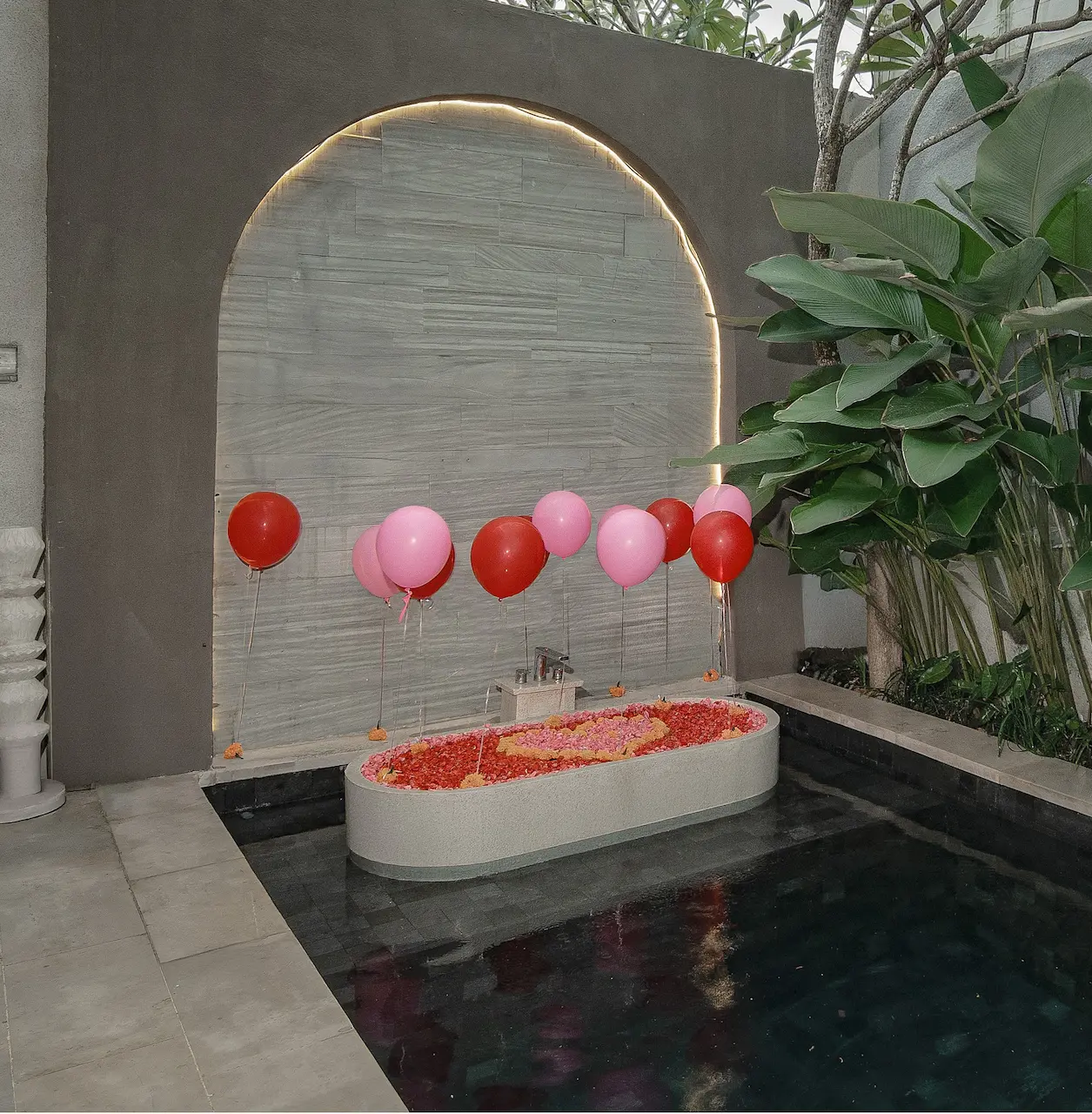BALLOON DECORATION ON BATHTUB