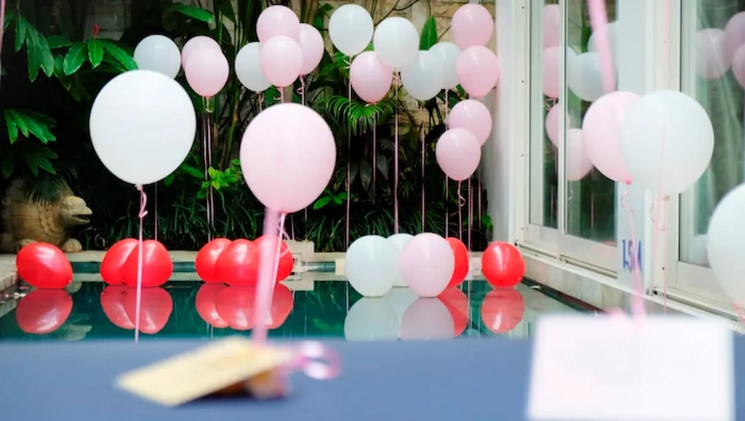FLOATING BALLOON IN THE POOL