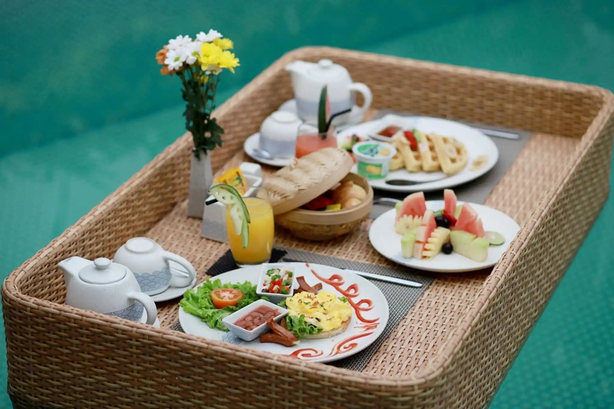 FLOATING TRAY BREAKFAST