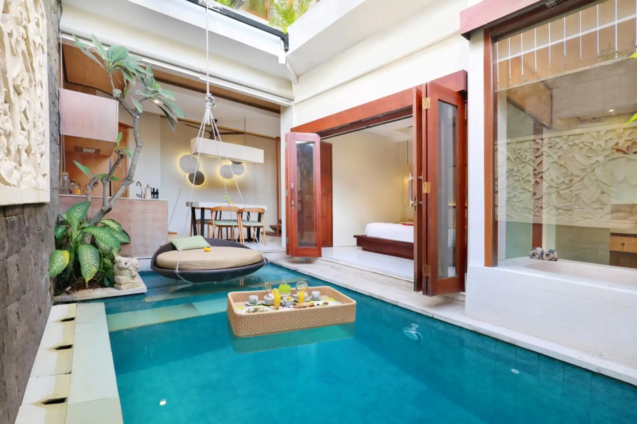 FLOATING TRAY BREAKFAST