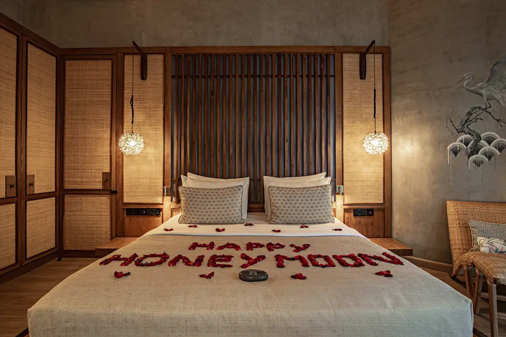 Flower Wording on the Bed (HAPPY HONEYMOON)