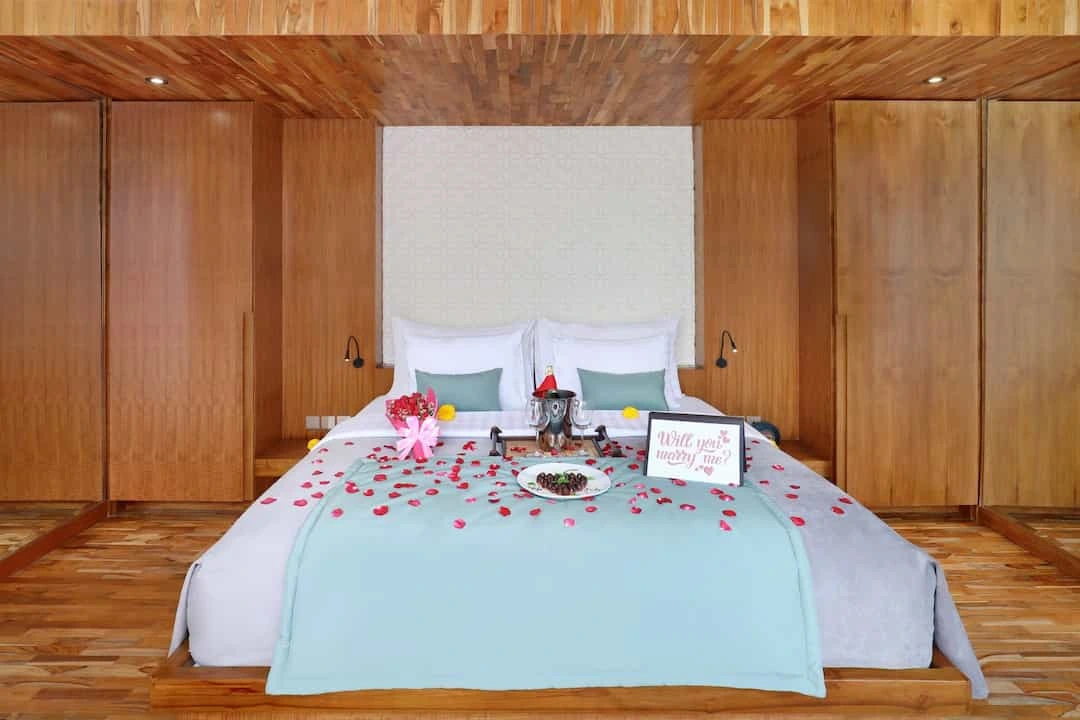 FULL ROMANTIC ON THE BED