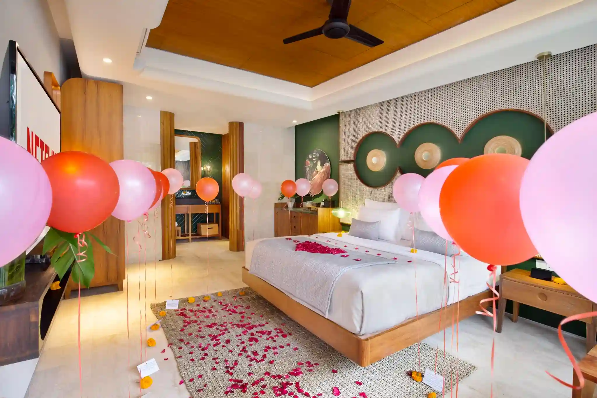 BALLOON DECOR ON THE FLOOR