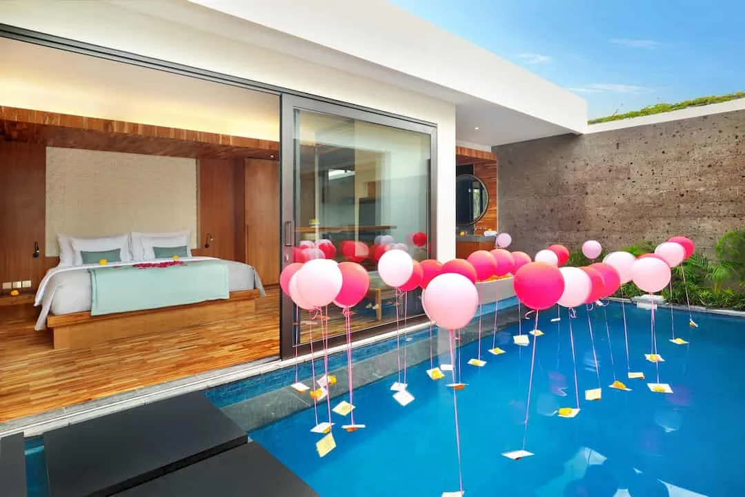 FLOATING BALLOON IN THE POOL