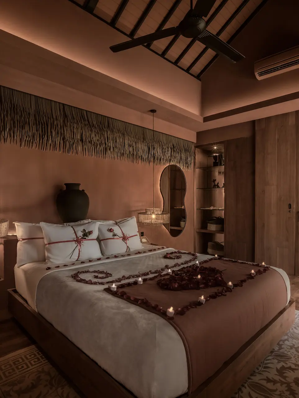 ROMANTIC CANDLE ON THE BED