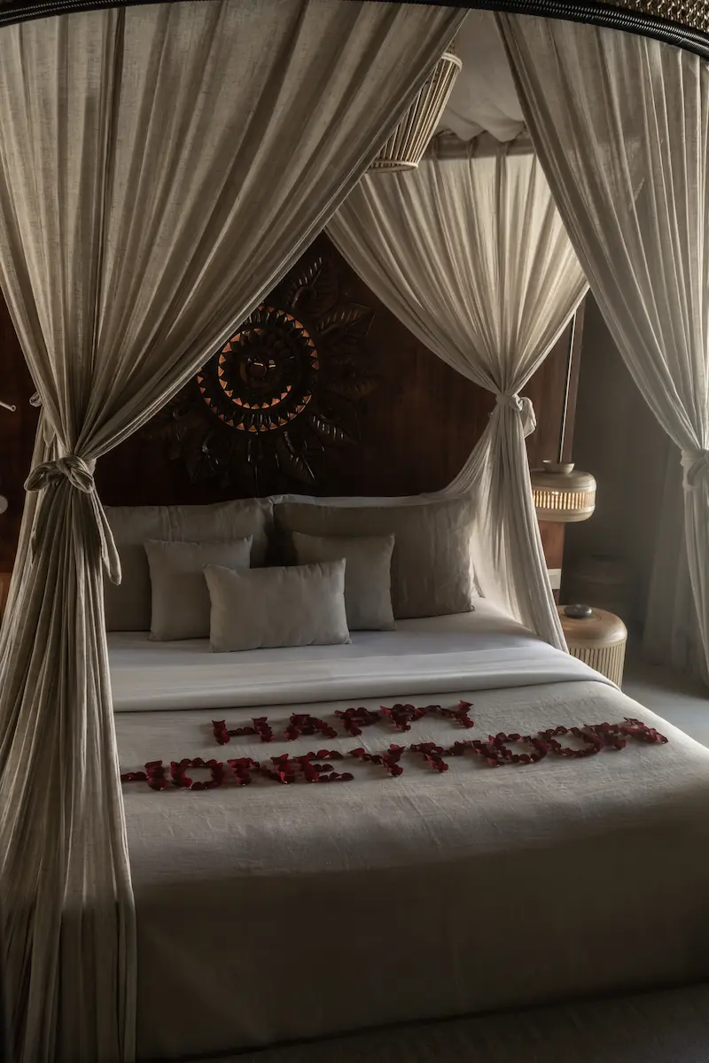 Flower Wording on the Bed (HAPPY HONEYMOON)