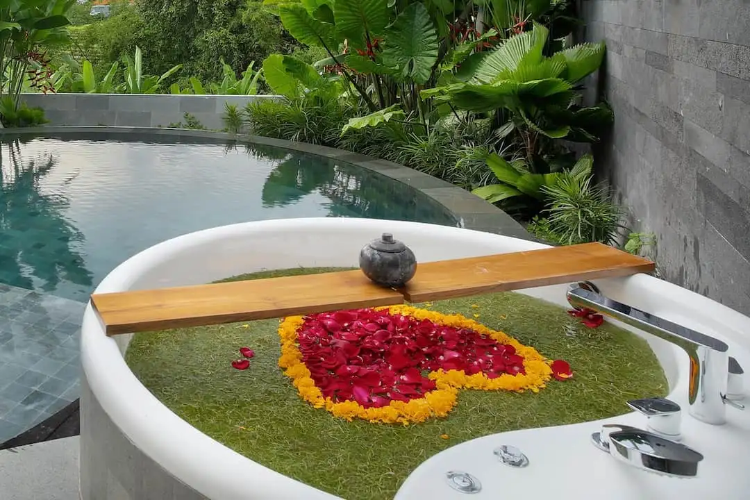 TROPICAL DECOR ON THE BATHTUB