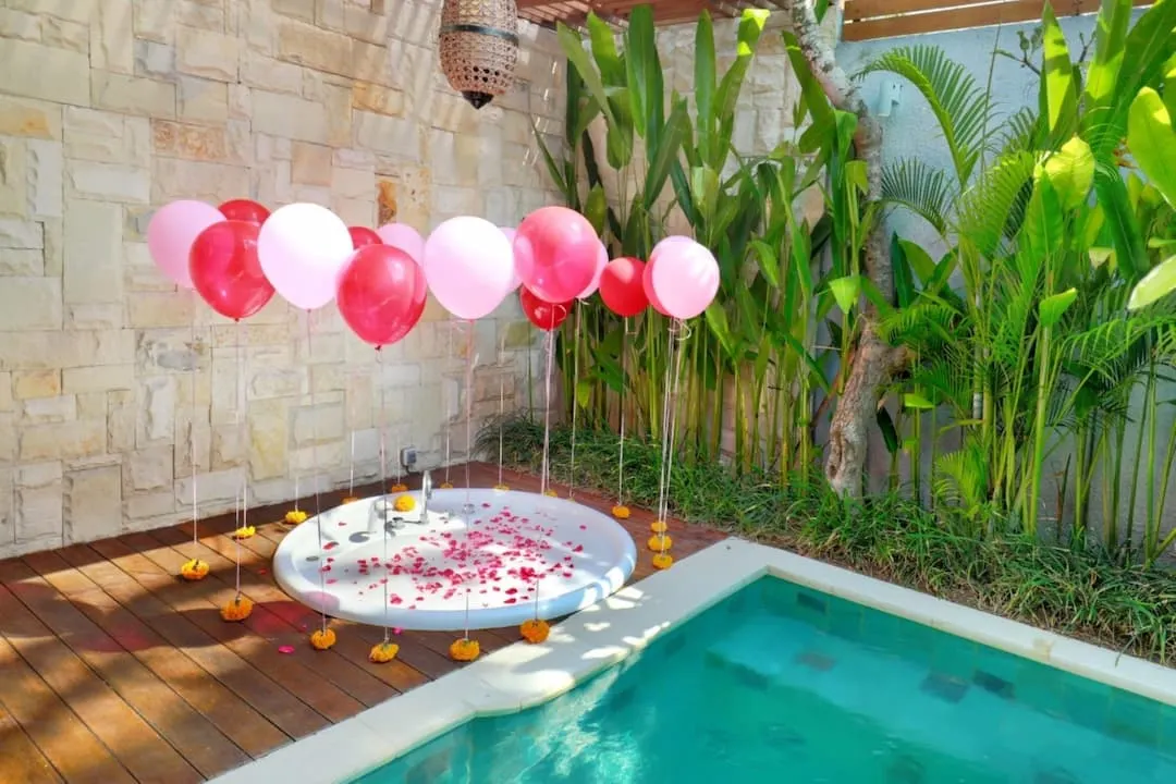 BALLOON DECORATION ON JACUZZI