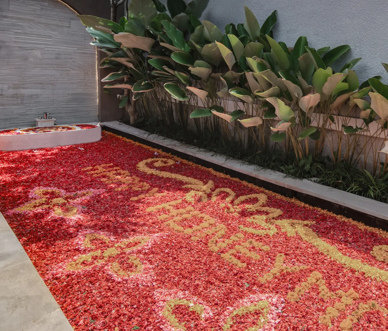FULL FLOWER DECOR IN THE POOL