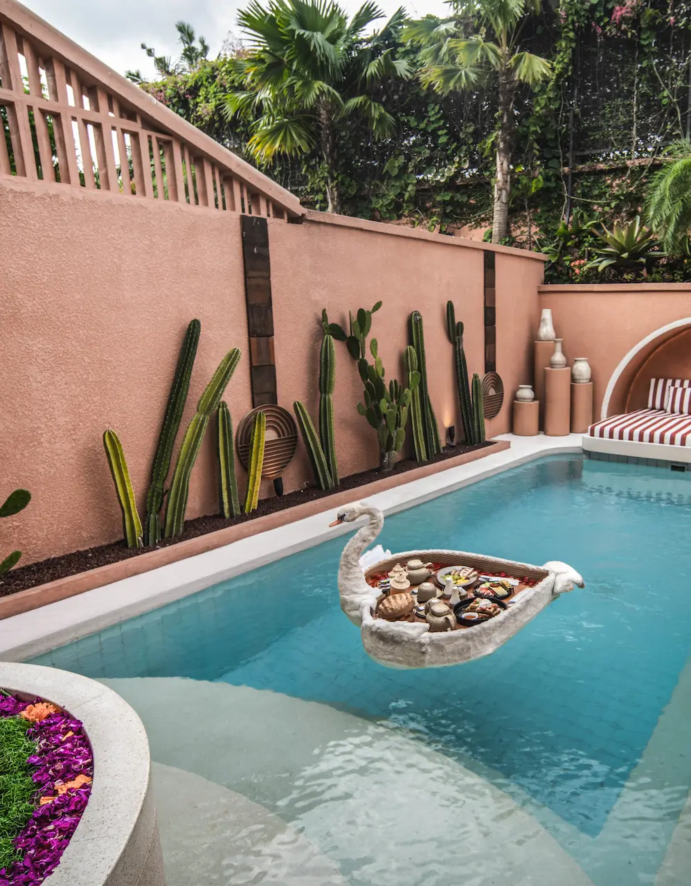 FLOATING TRAY BREAKFAST