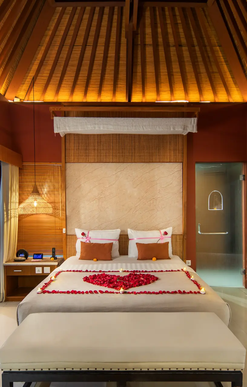 ROMANTIC CANDLE ON THE BED