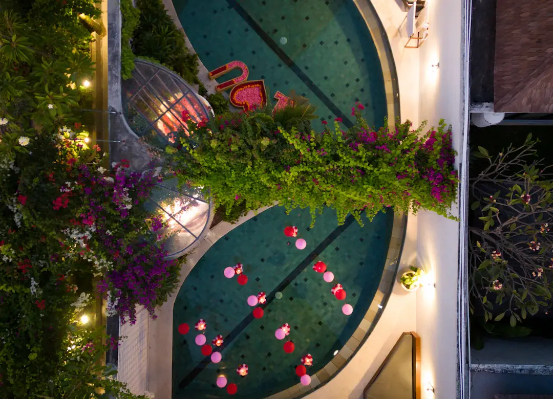 FLOATING BALLOON IN THE POOL