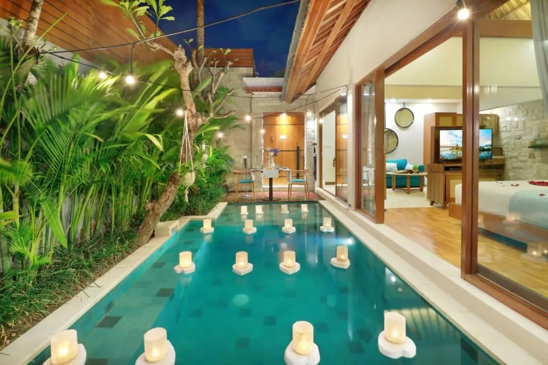 FLOATING CANDLE IN THE POOL