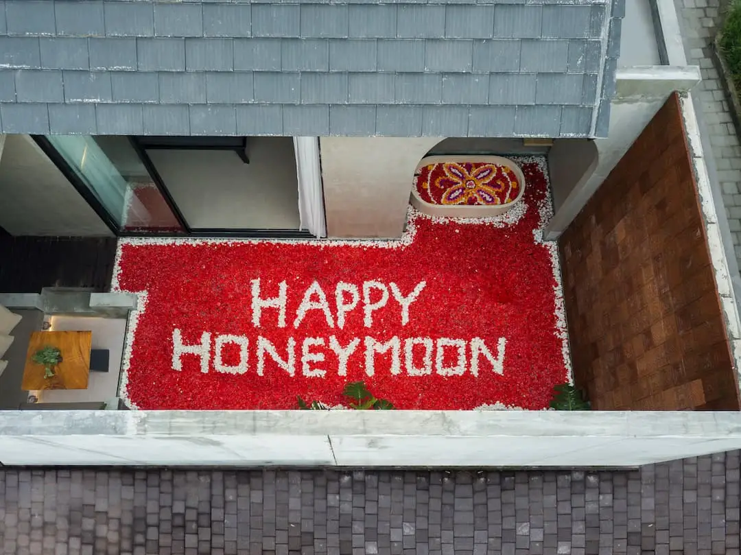 FULL FLOWER DECOR IN THE POOL