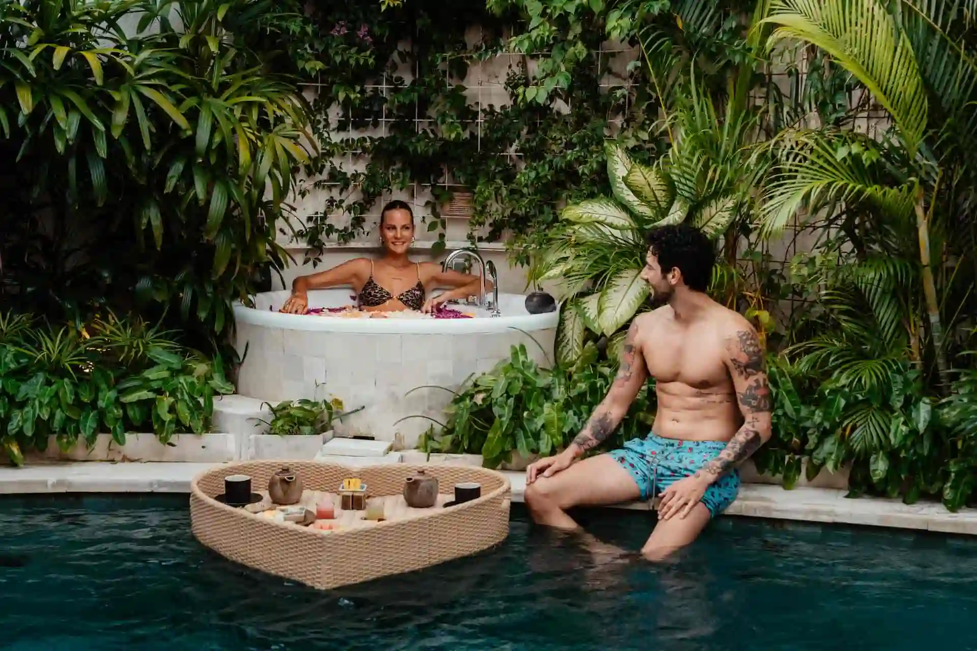 FLOATING TRAY BREAKFAST