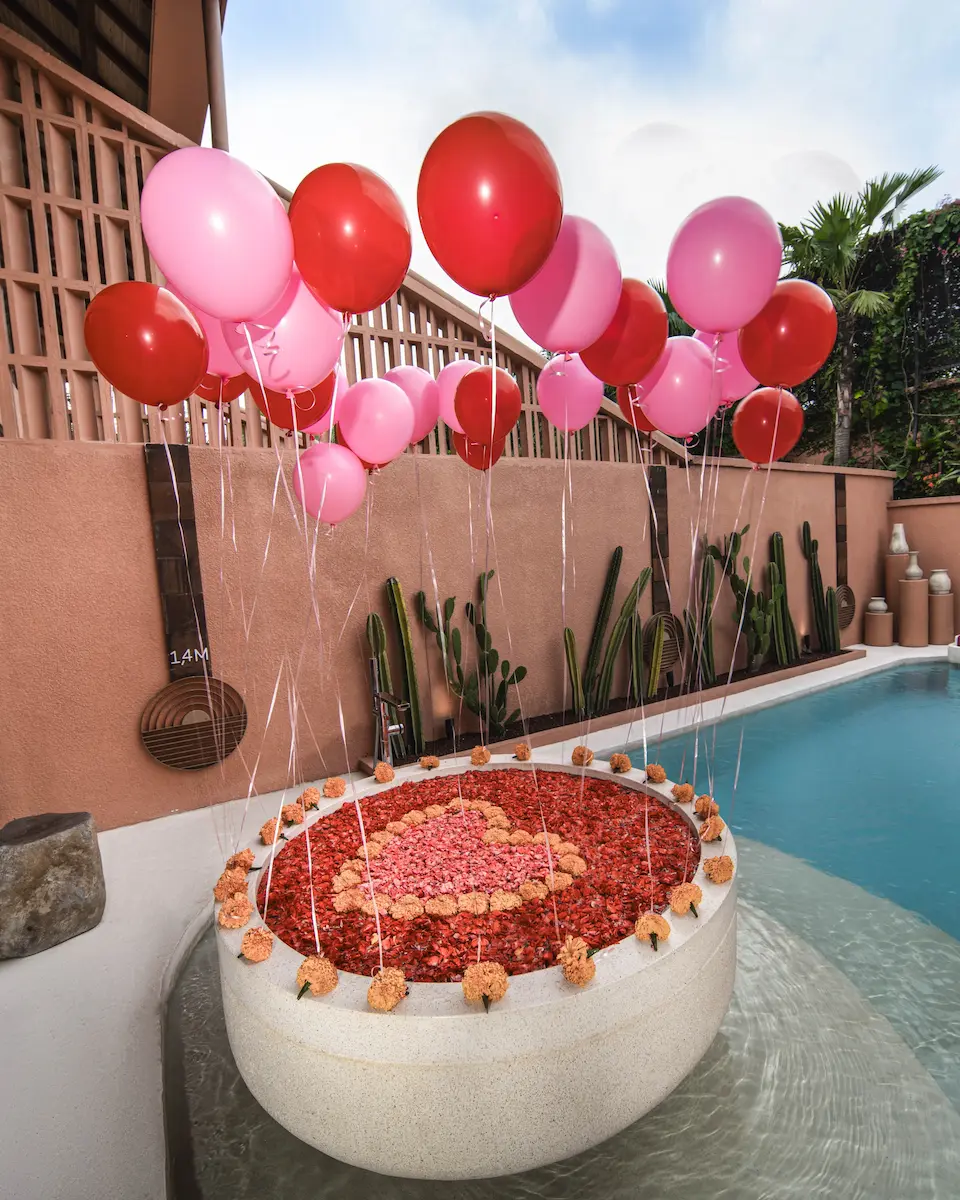 BALLOON DECOR ON BATHTUB