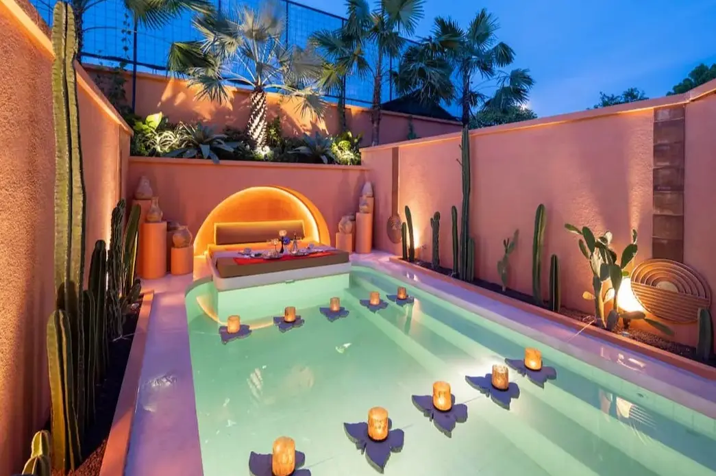 FLOATING CANDLE IN THE POOL