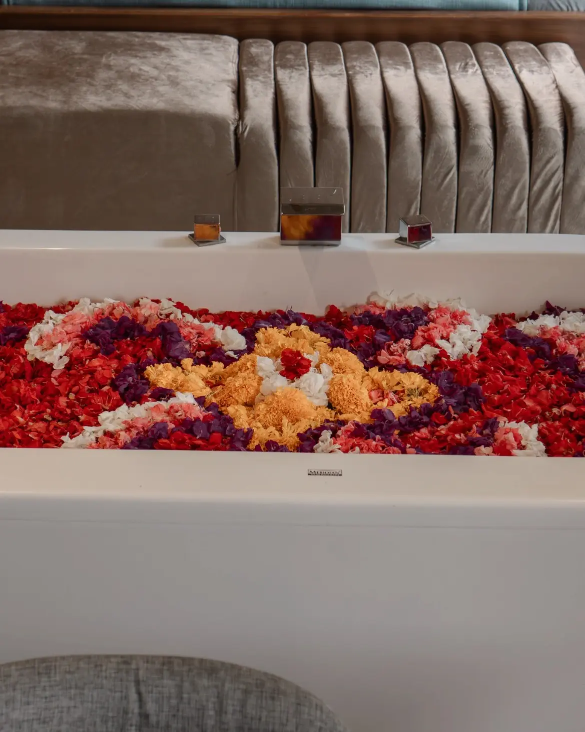 FLOWER DECOR SIGNATURE ON THE BATHTUB